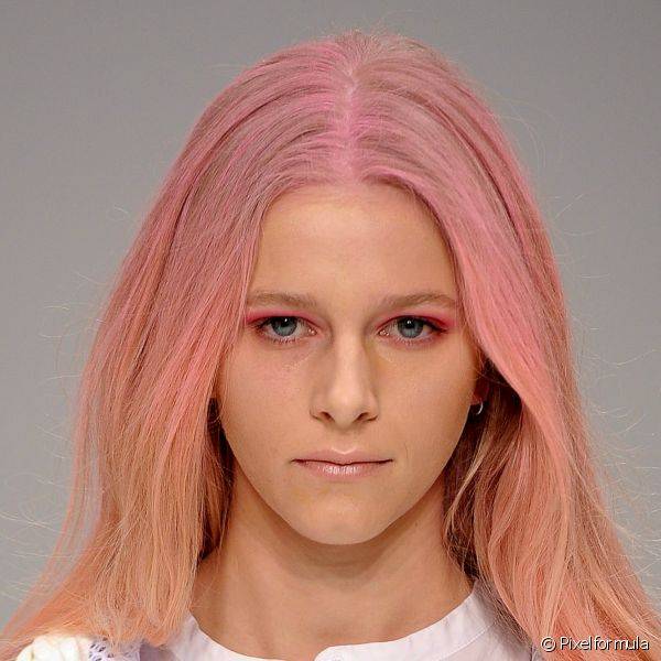 A sombra rosa apareceu também na passarela de Xiao Li, mesma cor que coloria os cabelos das modelos